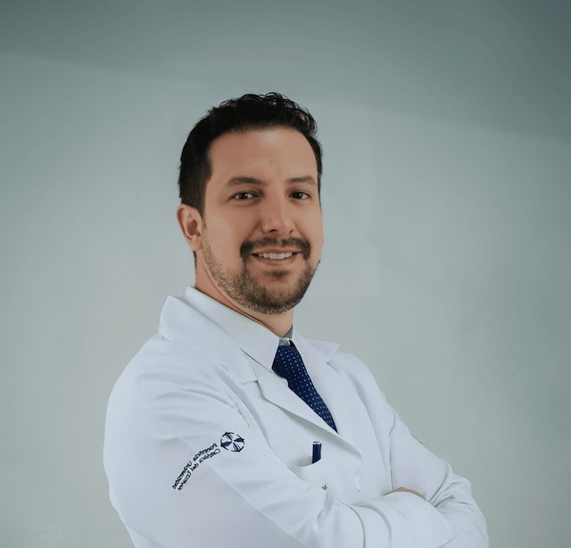 El Dr. Jairo Gallardo, traumatólogo especialista en rodilla, con bata médica.